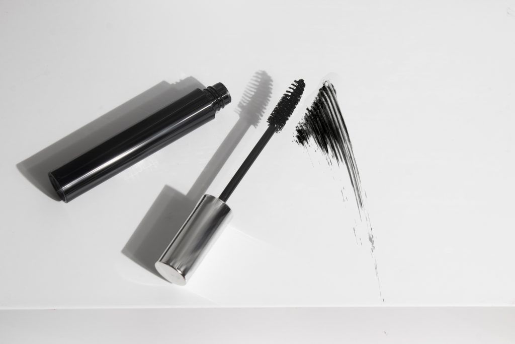 mascara-black-lashes-eyelash-with-bottle-container-mockup-product-cosmetic-branding-makeup-white-background-1024x683.jpg